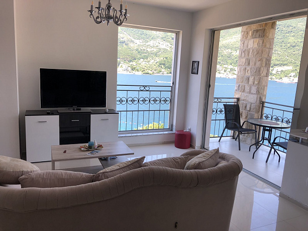 Sea view apartment of 87m2 with two bedrooms in Lepetani, Tivat