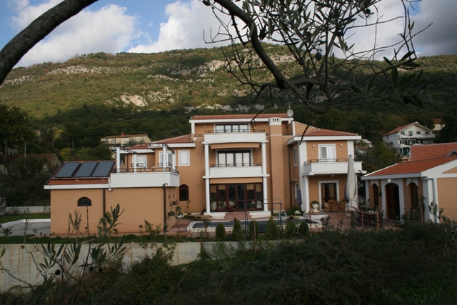 A luxurious villa with swimming pool in Kotor