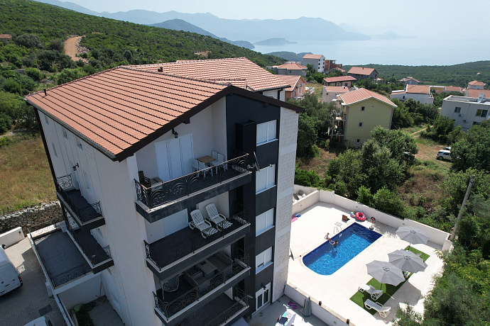 One bedroom apartment in a complex with a swimming pool near Budva