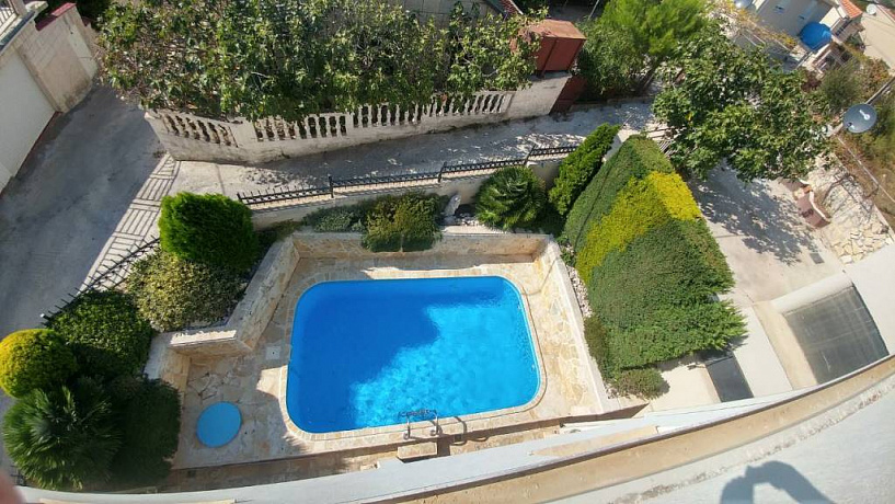 House with pool in Sutomore