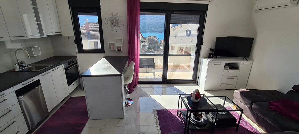 Two bedroom apartment with sea view in Djenovichi
