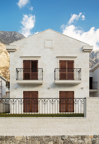 Luxurious villas on the front line in Dobrota