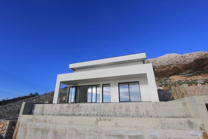 Two-storey house with private pool and panoramic sea view