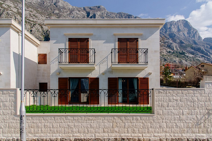 Luxurious villas on the front line in Dobrota