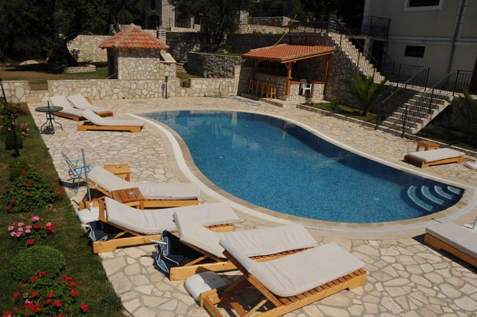 A villa with pool and sea view in Markovici