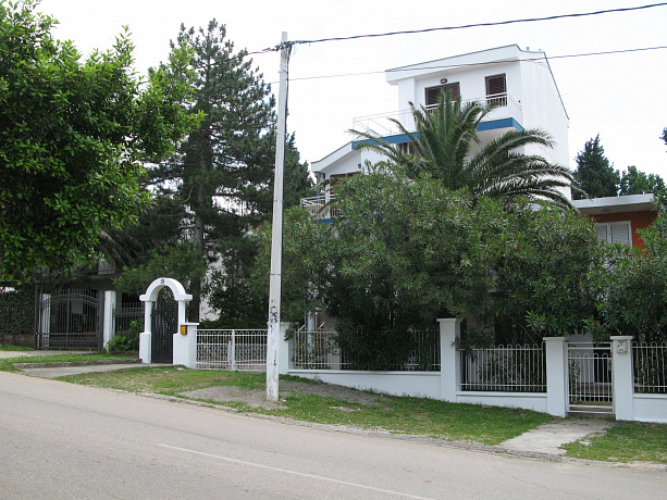 Spacious house with apartments in Sutomore