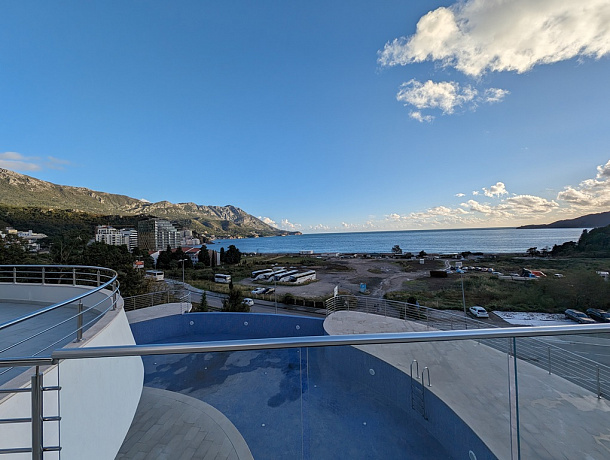 Apartment with two bedrooms and sea views in Becici