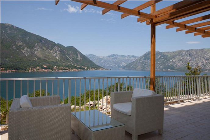 Apartments in six apartment house in Kotor