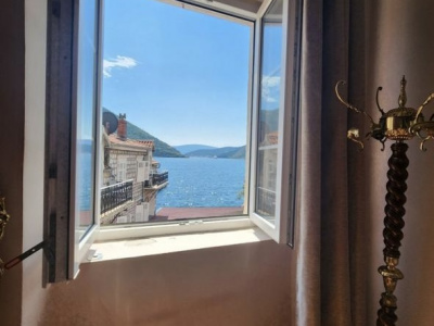 One bedroom apartment with sea view in the historical town of Perast