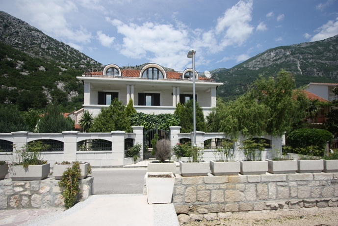 A villa with sea view in Risan