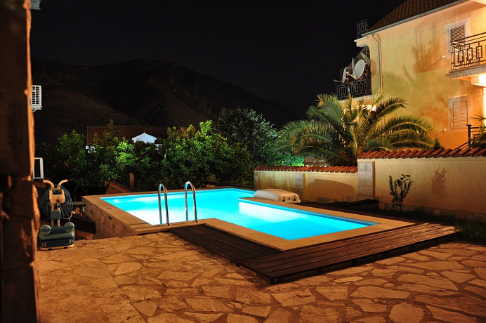 House in with pool in Dobrota
