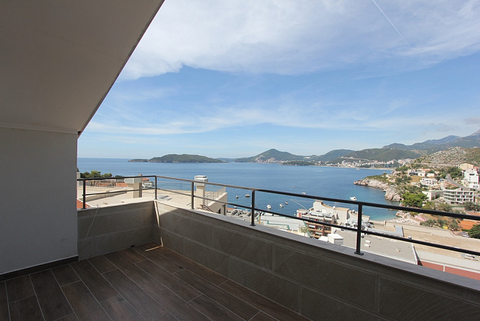Three bedroom apartment with panoramic seaview