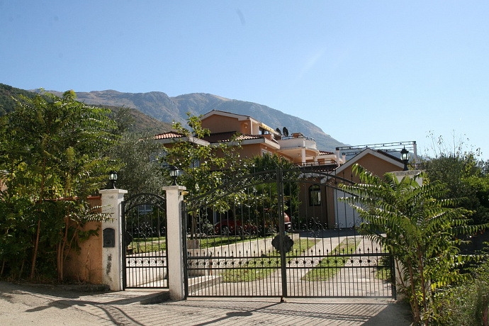 A luxurious villa with swimming pool in Kotor